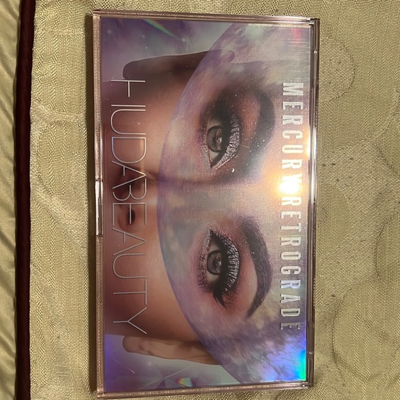 HUDA BEAUTY Mercury Retrograde Eyeshadow Palette - Picture 4 of 7